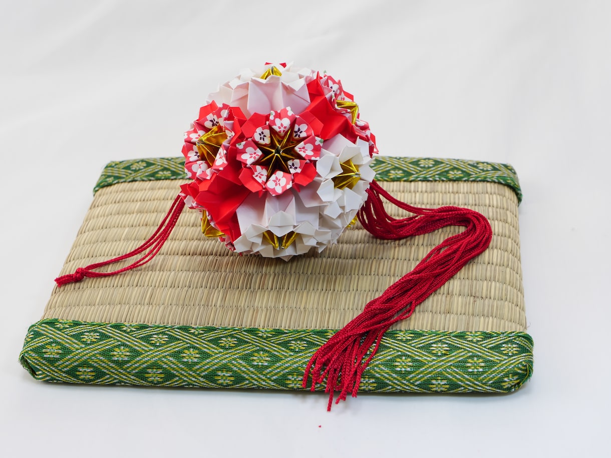 花のくす玉（折り紙）を制作します インテリア、お祝いごと、プレゼントにいかがですか？ イメージ4