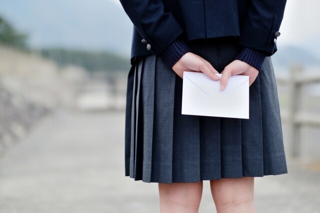 学生さんの制服のスカートの丈つめいたします お直し職歴22年の職人がお直しいたします。 イメージ1