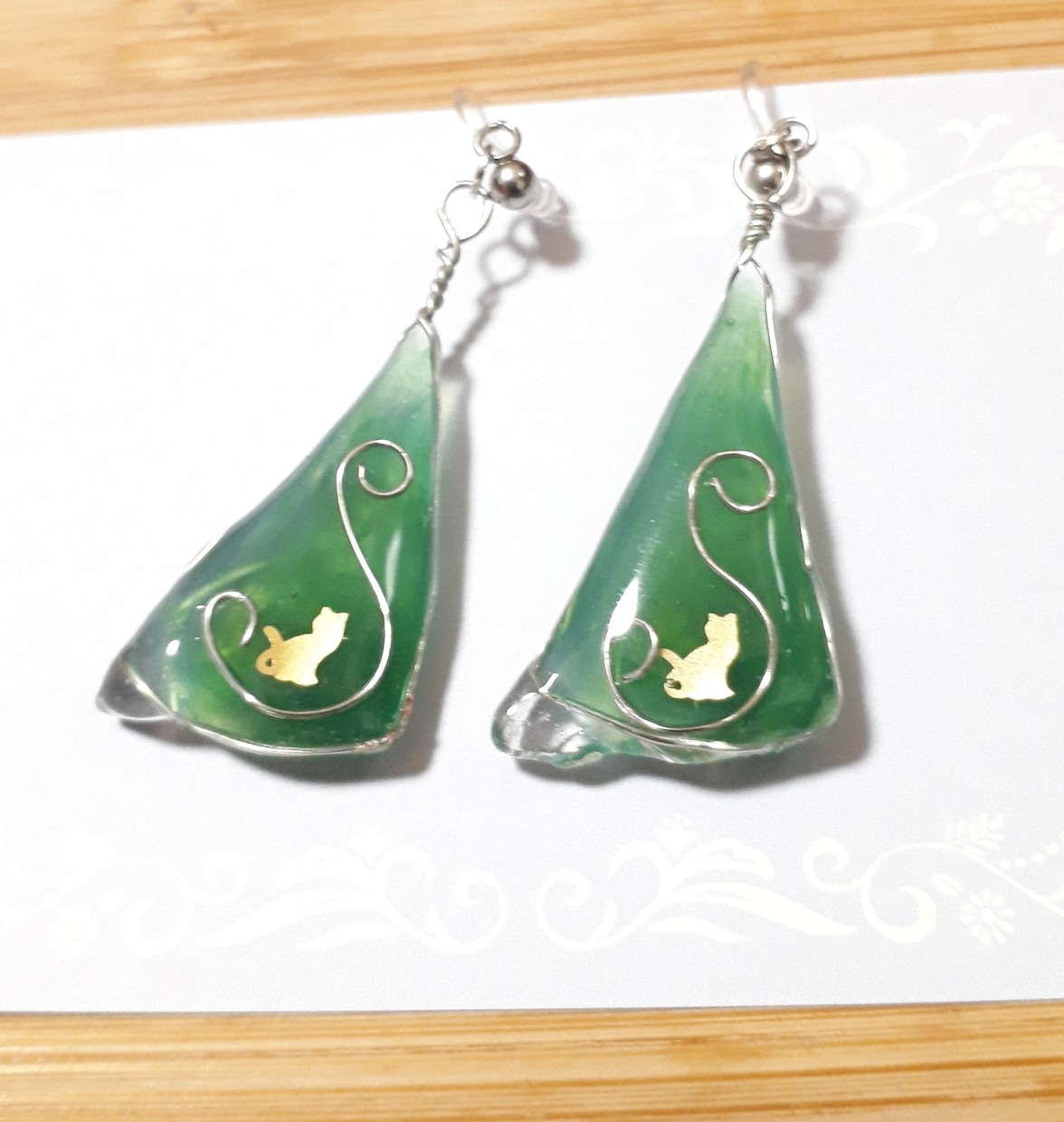 小さなねことお花のノンホールピアス販売します ～レジンアクセサリー。ピアスやイヤリングにもできます～ イメージ4