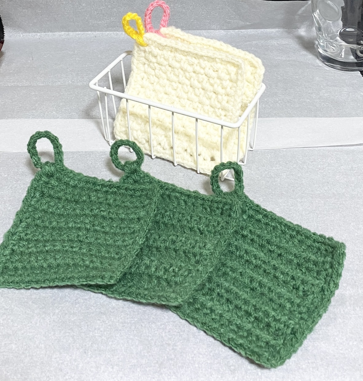 アクリルたわしを手編みします 毎日の食器洗い、お掃除に　アクリル毛糸が汚れをキャッチ イメージ1