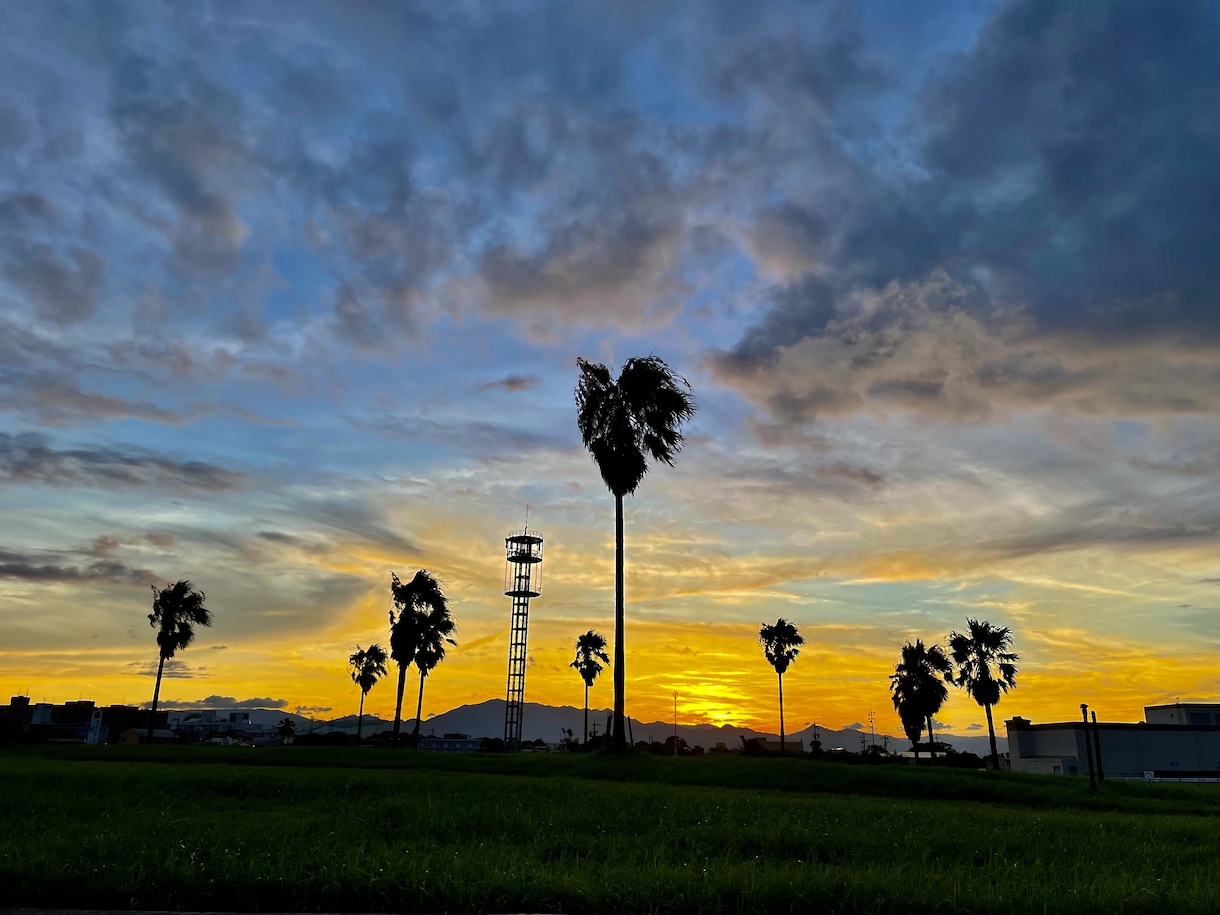 できる限り希望の写真を撮ります 夕焼けや川などの自然から電車なども撮ります。 イメージ1