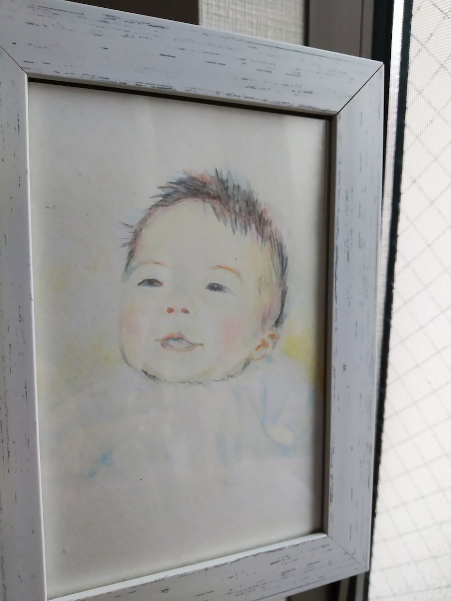 赤ちゃんやこどもの手描きイラストを描きます ほんわかした雰囲気の似顔絵を簡単な額入りでお届けします イメージ1