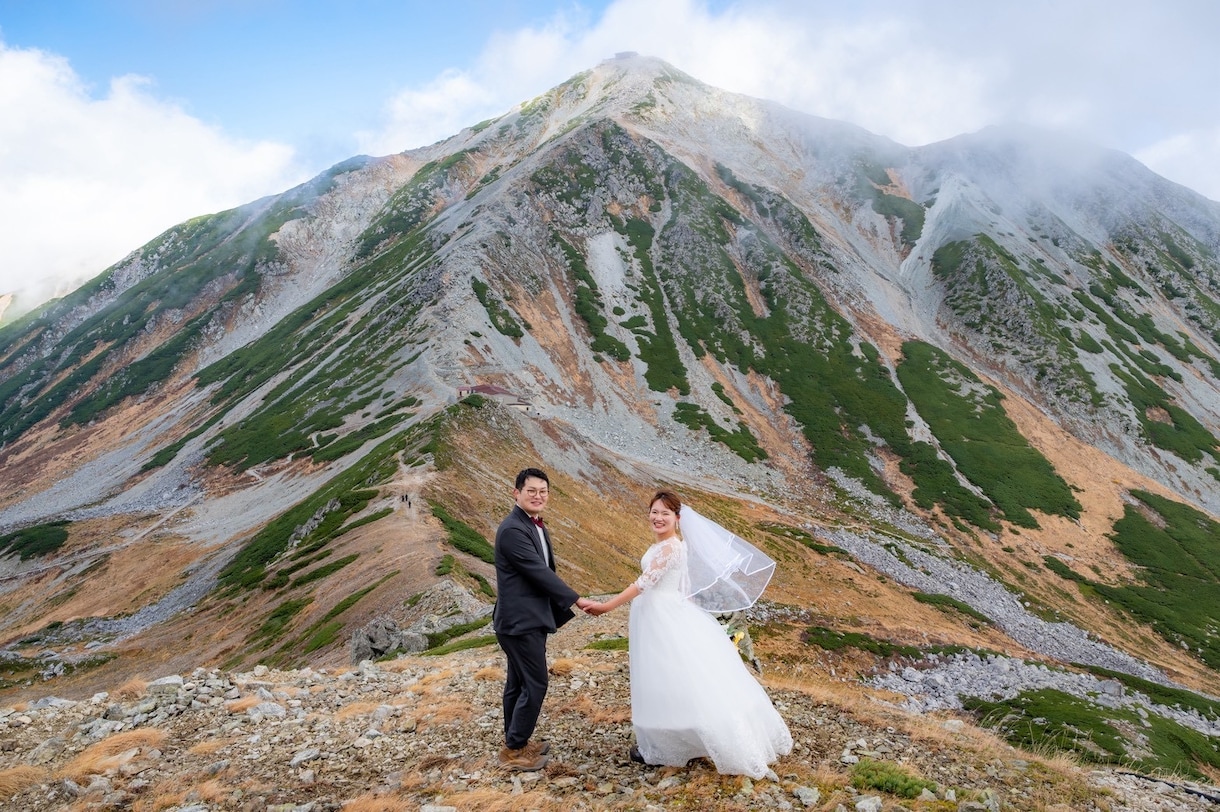 山でウェディングフォト撮ります 登山をしながら前撮り・後撮り・ロケーションフォト！ イメージ1