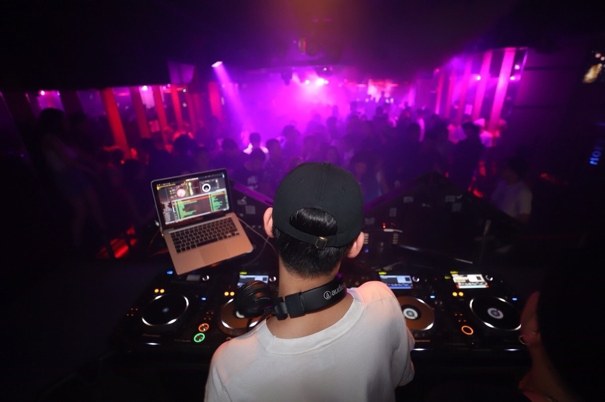 1時間1万円でDJします 結婚式の2次会やダンスイベント等、3〜4時間でもDJ出来ます イメージ1