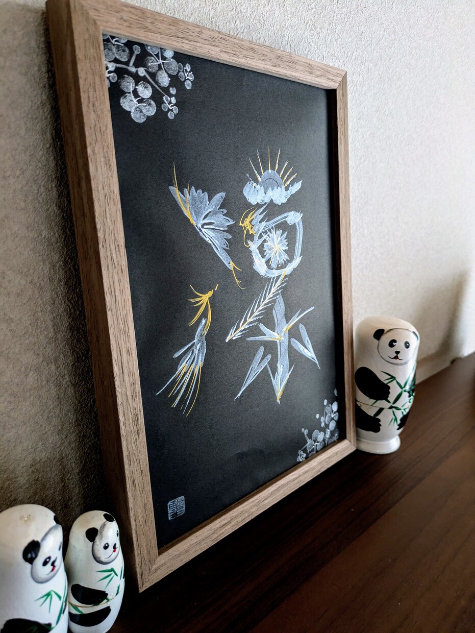 お好きな文字を、モノトーン花文字で描きます 黒地の紙に銀や白で描きます。縁起物をインテリアやギフトに。 イメージ2