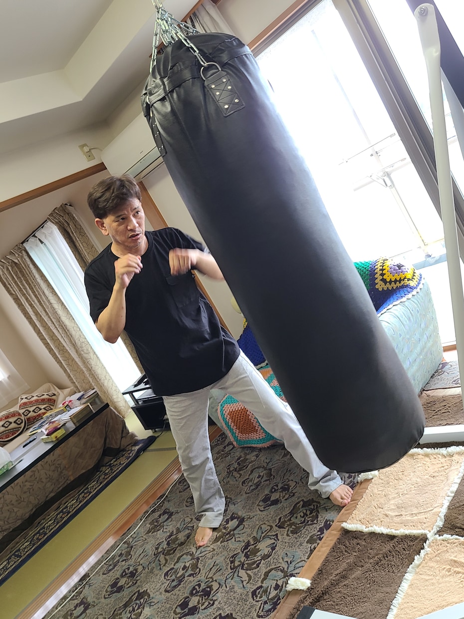 初心者向けのボクシング・エクササイズをします 元無敗のプロ・ボクサー。５歳の頃からやっていました。 イメージ2