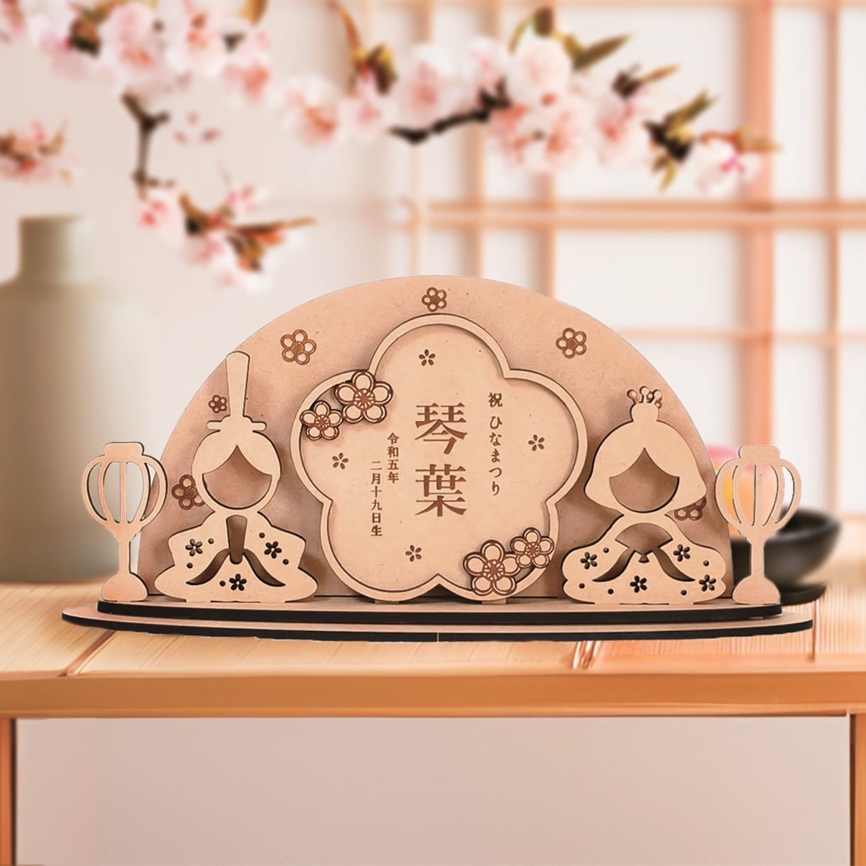 花の形をした木製木札の雛人形を作ります 真ん中に木札のある珍しいひな人形 イメージ1