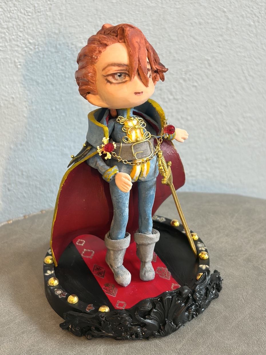 台座付きの手作りデフォルメフィギュアを制作します 表情も衣装も世界観もそのまま再現 イメージ1