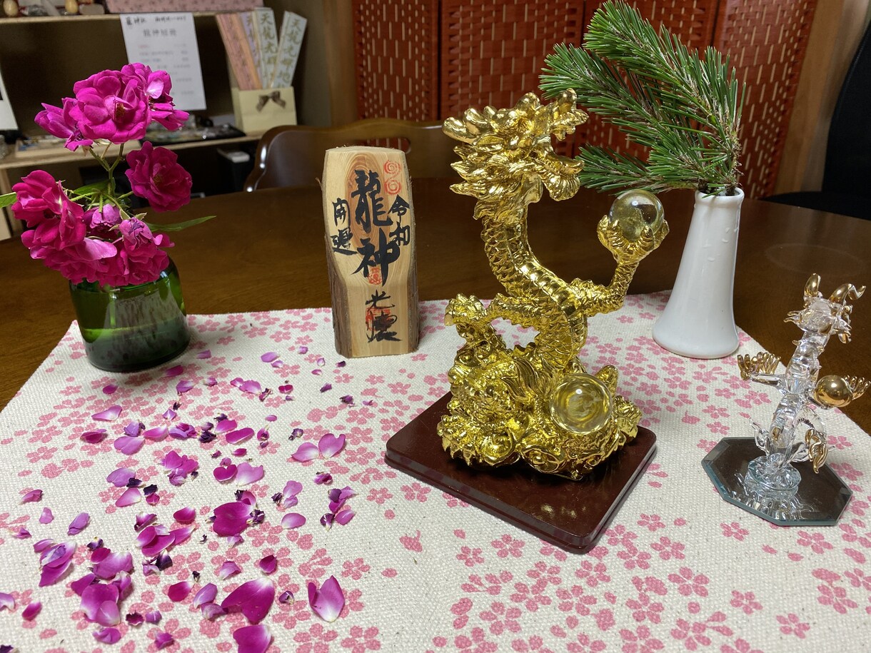 あなただけの「龍神メッセージ」をお届けします 悩みを打ち明けなくても龍神様のアドバイスは心に響きます。 イメージ1