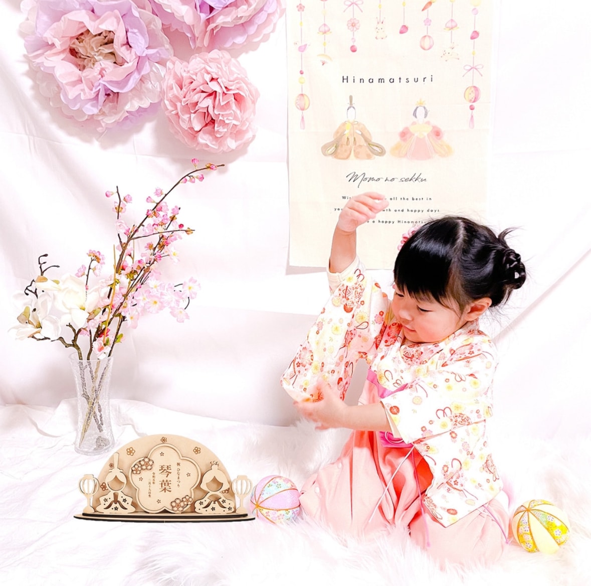 花の形をした木製木札の雛人形を作ります 真ん中に木札のある珍しいひな人形 イメージ2