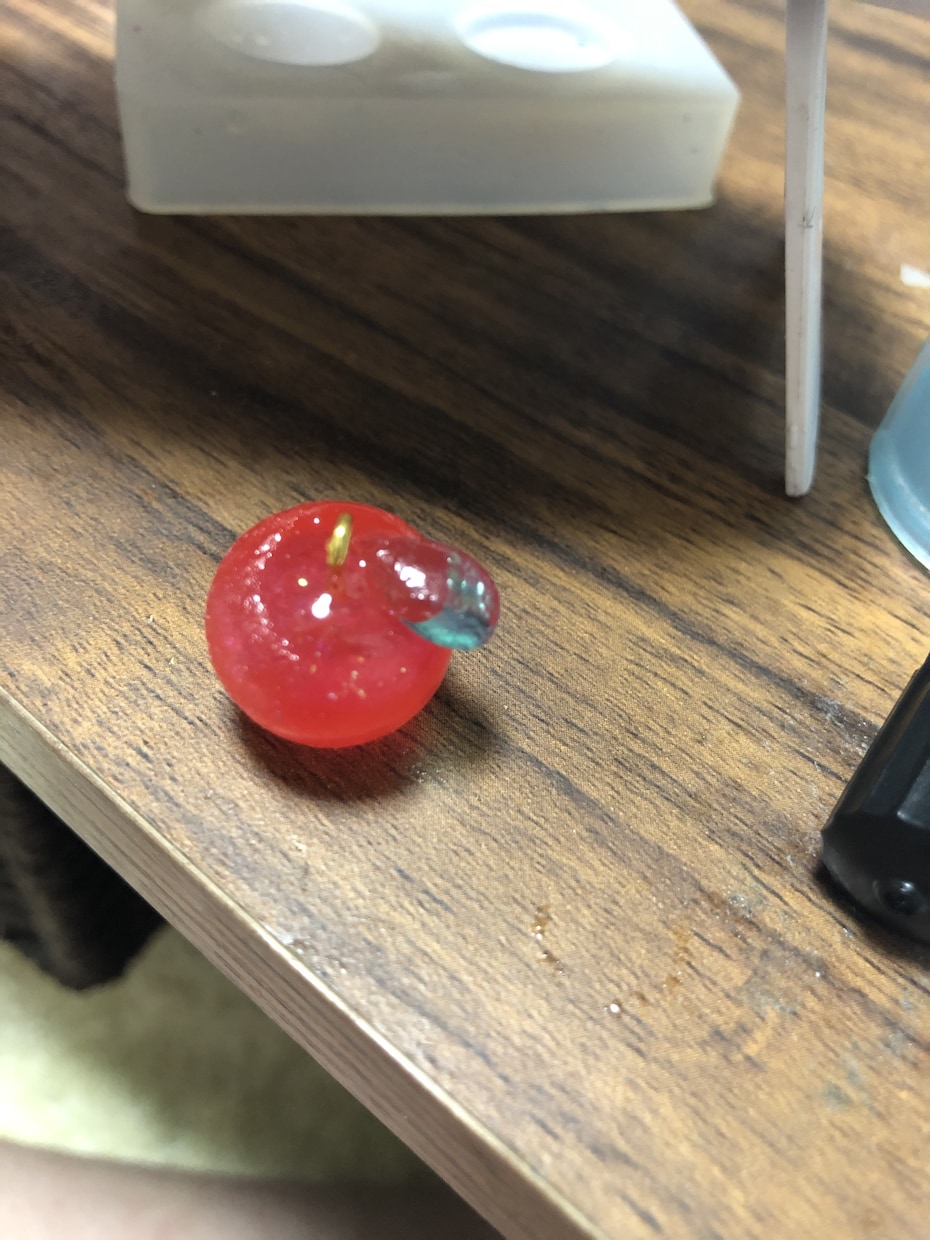 レジンでアクセサリーやキーホルダーを作ります ネックレスやキーホルダーをつくってます イメージ7