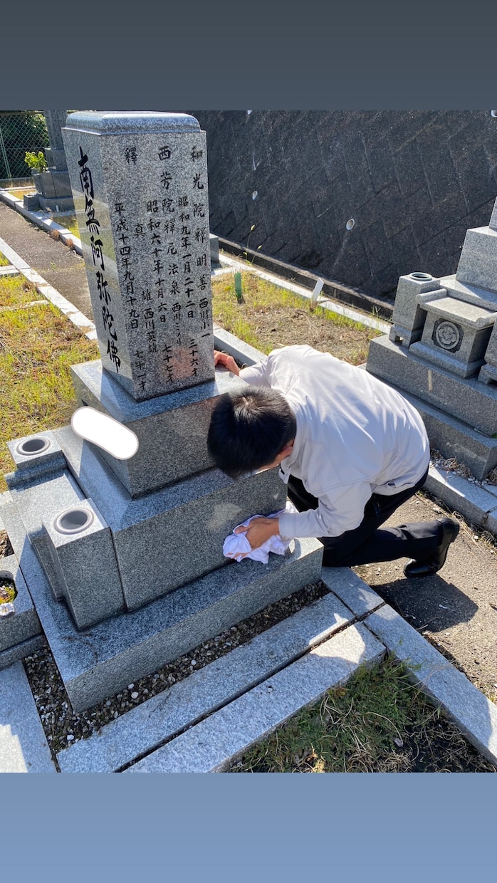お墓の専門業者です。お墓の清掃お参り代行いたします 仏花・線香・ゴミ捨て。コミコミ価格でまごころ込めたサービス イメージ4