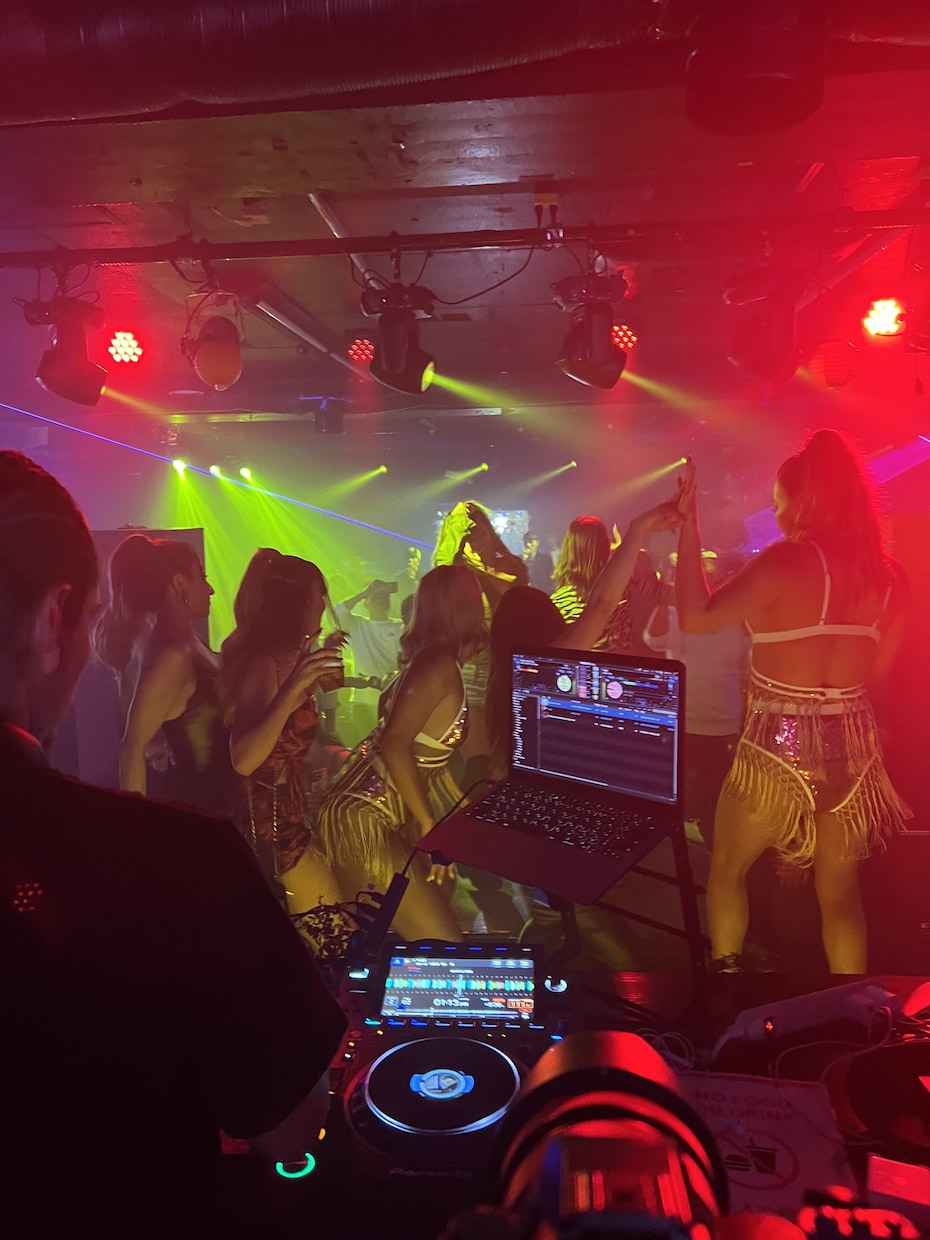 イベント、ライブハウス撮影などを行います 様々な用途に合わせて動画撮影を行って行きます。 イメージ5