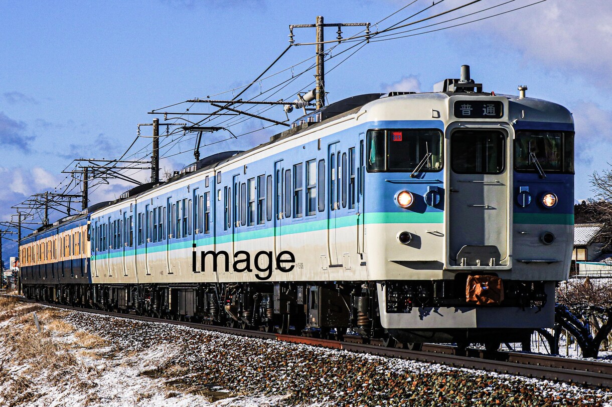 鉄道写真を提供しています しなの鉄道の115系新長野色とスカ色のコンビです。 イメージ1