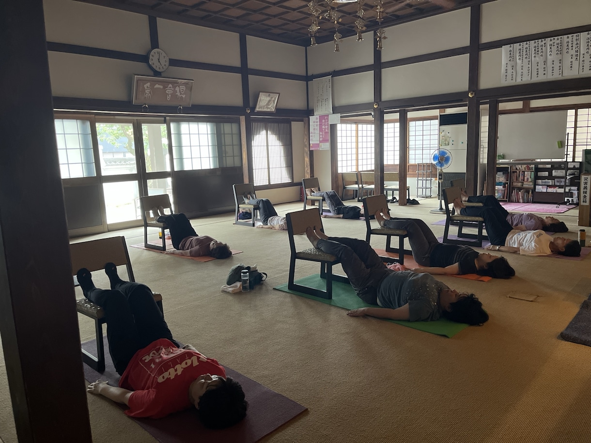 初心者向けのヨガのオンラインレッスンをします 椅子を使った優しいヨガ！正座やあぐらができなくても大丈夫！！ イメージ2