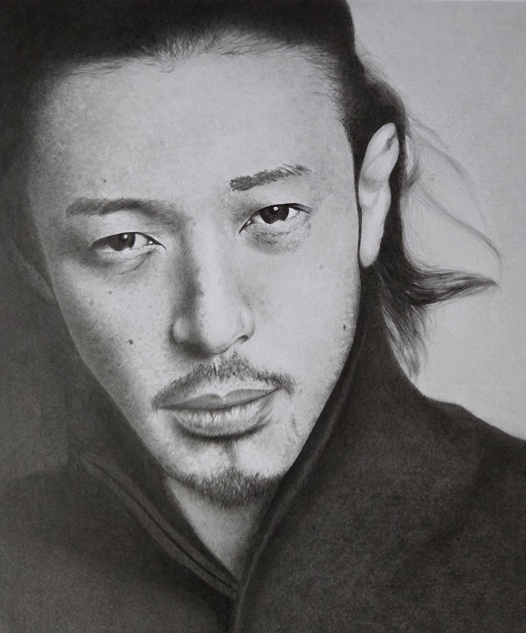 写真からリアルな似顔絵制作します 鉛筆(モノクロ)でスーパーリアルな似顔絵制作します。 イメージ2