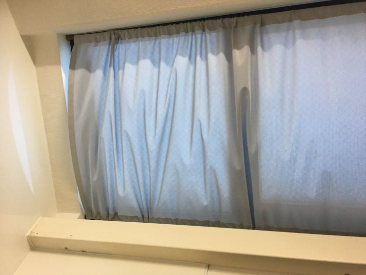 天窓の暑さ対策用に遮熱バーバーカーテン作ります ステンレスグレーがまるで木陰にいるような涼感を体験できます イメージ2