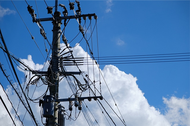 電線や電柱などの不要物を除去します 他の不要物も承りますのでお気軽にご相談ください。 イメージ4