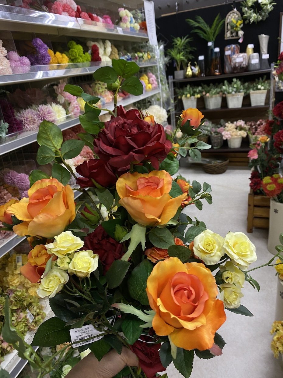 フラワーアレンジします ずっと枯れない！造花のフラワーアレンジです。 イメージ2