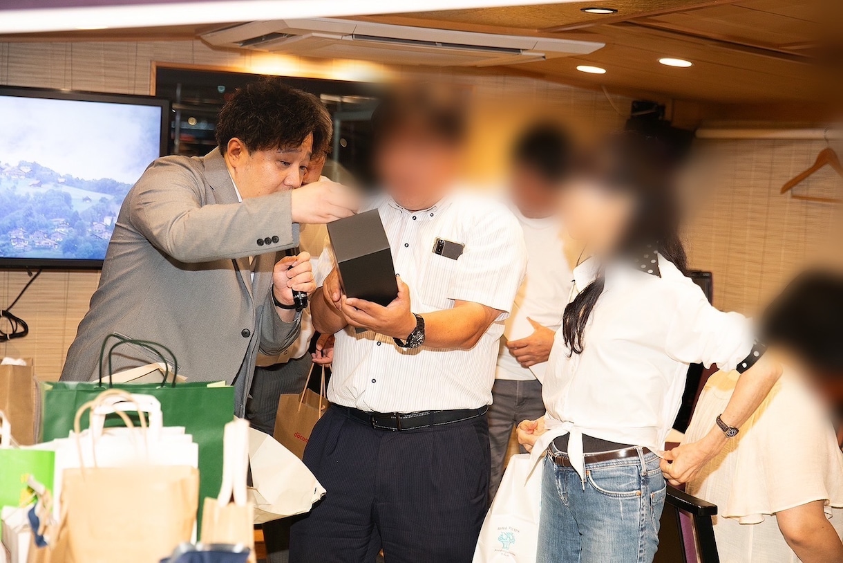 式典・表彰式・社内イベントなど幅広く対応します 元お笑い芸人のプロMCが、場の空気を読みながら丁寧に進行！ イメージ2