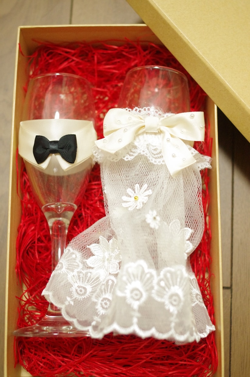 結婚式の乾杯グラス作ります ご要望、思い出、ドレスなど教えていただければ作成致します。 イメージ1