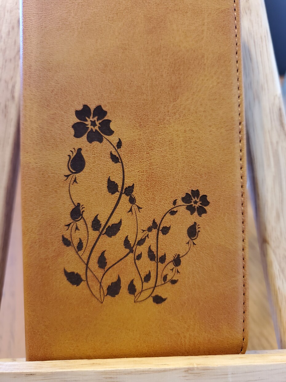 オリジナルのＰＵレザースマホケース製作します オリジナルのロゴなどをレーザー彫刻にてスマホカバーに彫刻。 イメージ2