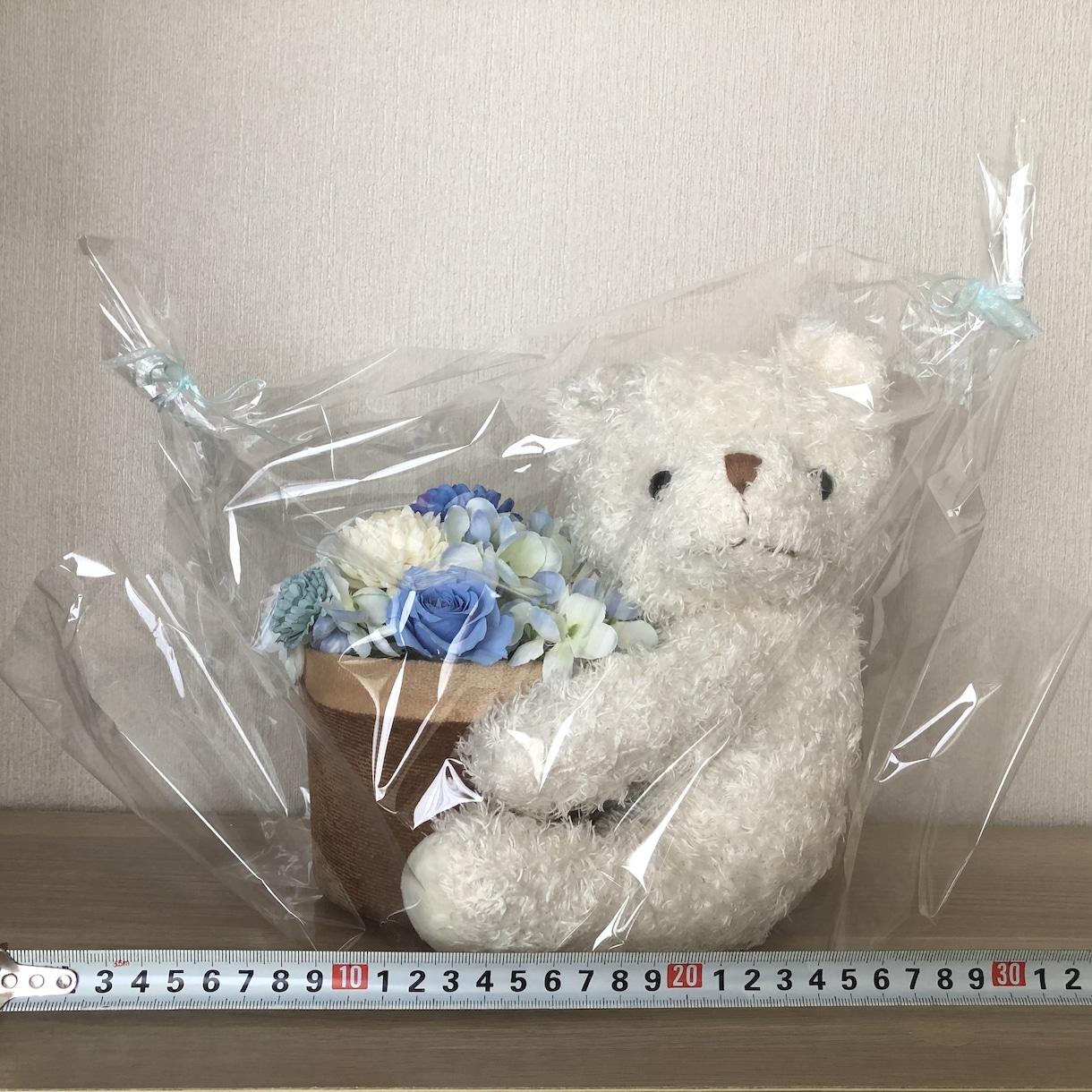 お花をたくさん使ったアレンジを作ります くまさんがお花がたくさんのバスケットを抱えているアレンジです イメージ1