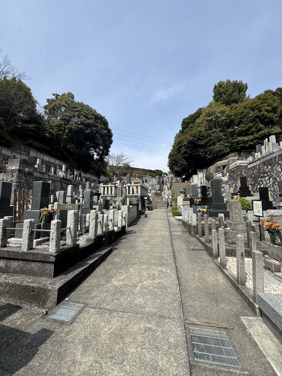 神奈川・東京でお墓参り代行いたします 仏花2つ設置・線香あげ・掃除を行います。 イメージ3