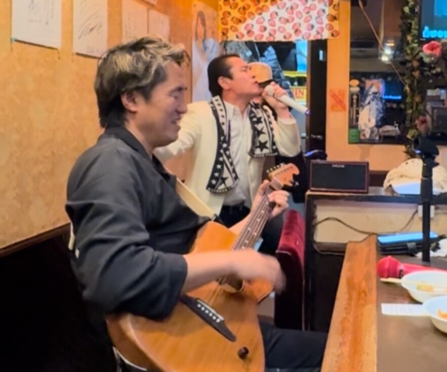 カラオケをギター伴奏で盛り上げます カラオケアコギギタリストとして足立区葛飾区で活動中 イメージ1