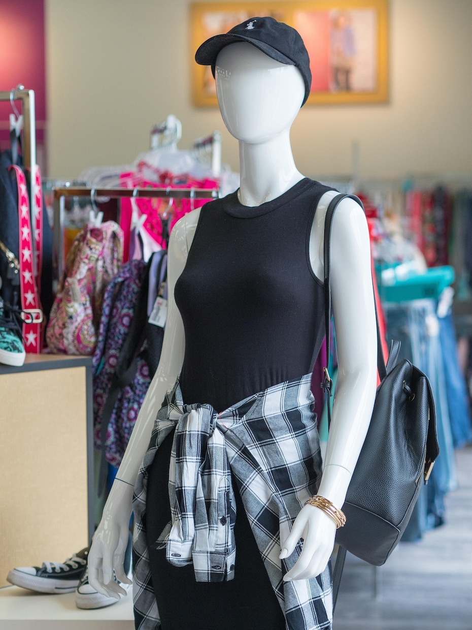 コスト削減◎マネキン写真をAIモデルにします マネキン着用写真から服の着用イメージは損なわず、人物にします イメージ1