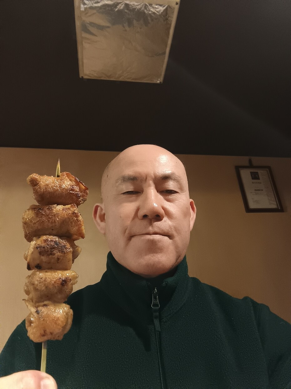 初心者向け 焼き鳥の皮の串うちを動画で教えます 鶏仙人独自の皮の串うちを、動画でお教えしています。 イメージ1