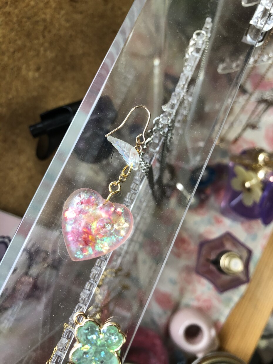レジンでアクセサリーやキーホルダーを作ります ネックレスやキーホルダーをつくってます イメージ3