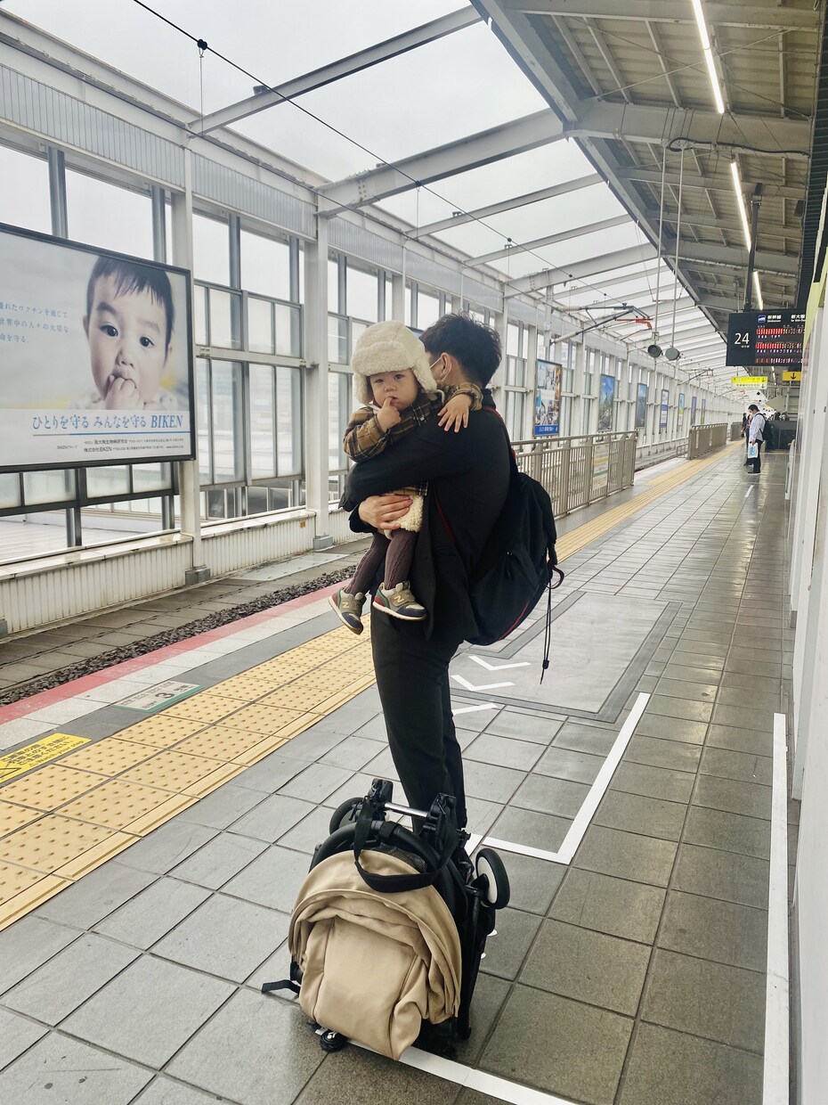 遊ぶ、食べる、笑うベビー子どもの写真素材提供します ぱっちりお目目、さらふわ桃肌、ふさふさヘアーの1歳boyです イメージ8