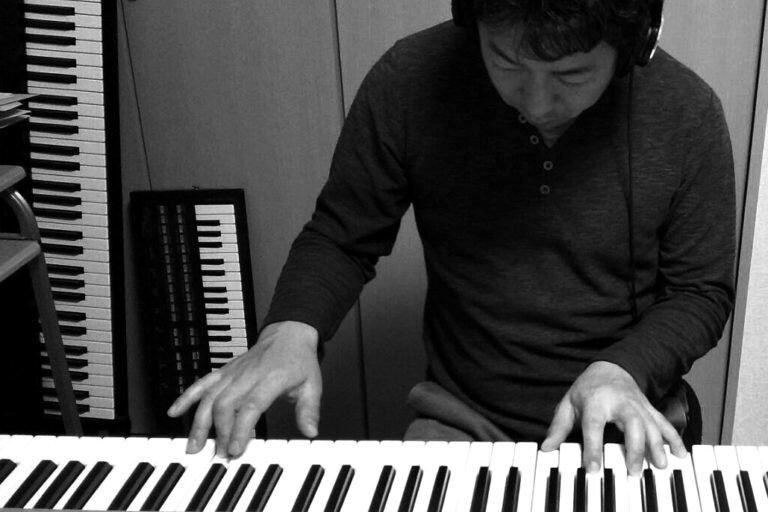 実物のエレキギターを演奏してロックな楽曲を作ります あなたをロックシンガーへとイメージチェンジするサービスです イメージ5