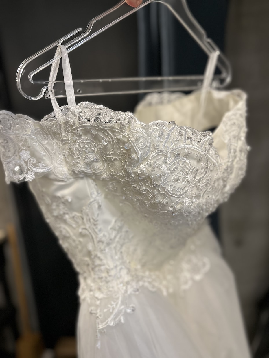 ドレスのお直し相談　承ります ウエディングドレスなどのおサイズ詰め、ご相談ください✨ イメージ1