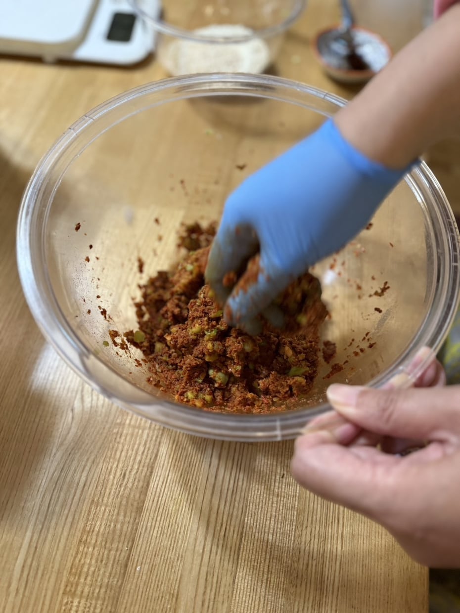 季節の手仕事　豆板醤仕込とお料理レシピ教えます 旬のそらまめと体に良い事づくめの麹を使った豆板醤を仕込む イメージ3