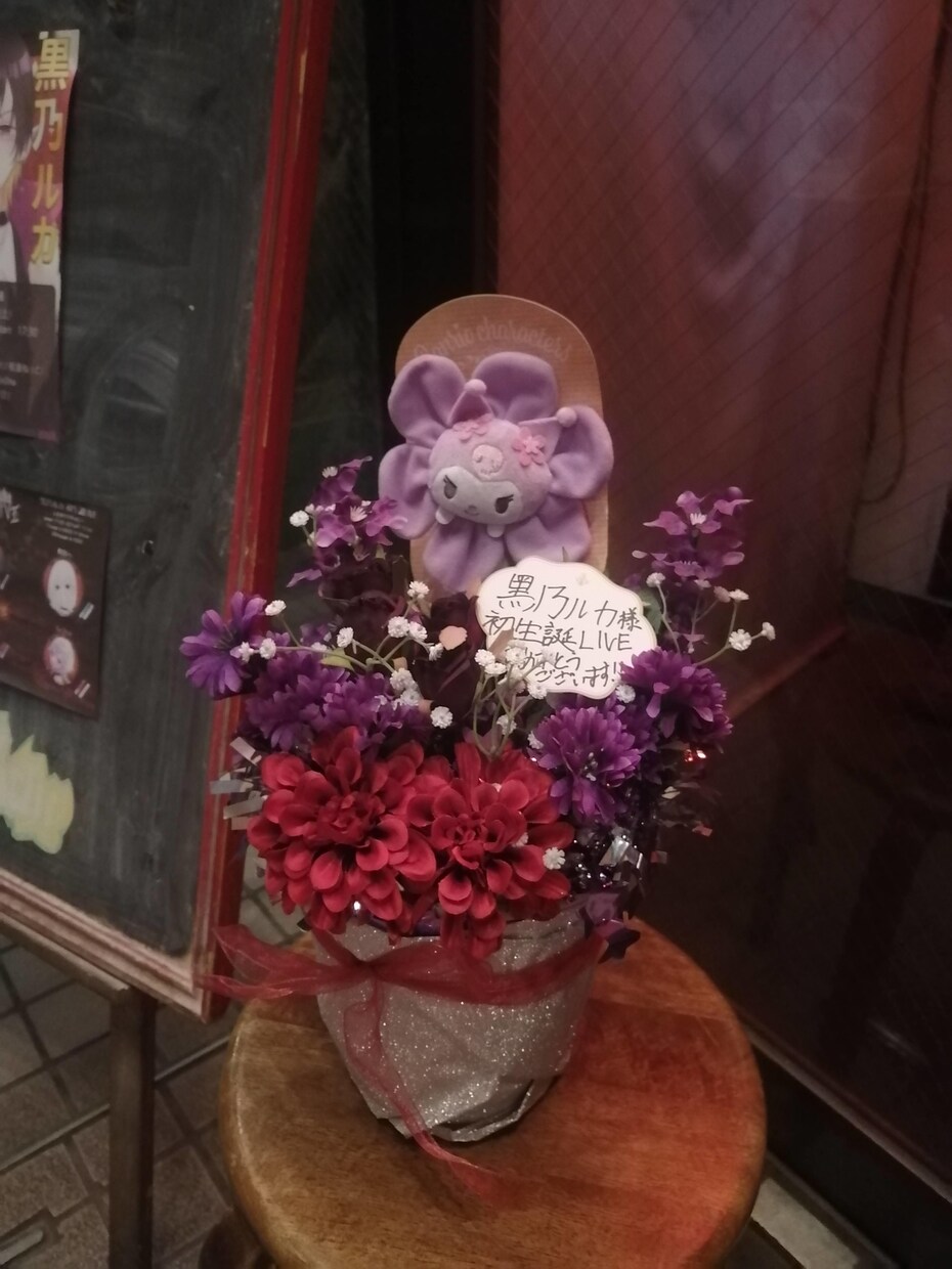 卓上のフラワースタンド(小型、造花)を製作します 推しのライブや結婚式などに！造花なのでアレンジし放題です！ イメージ3