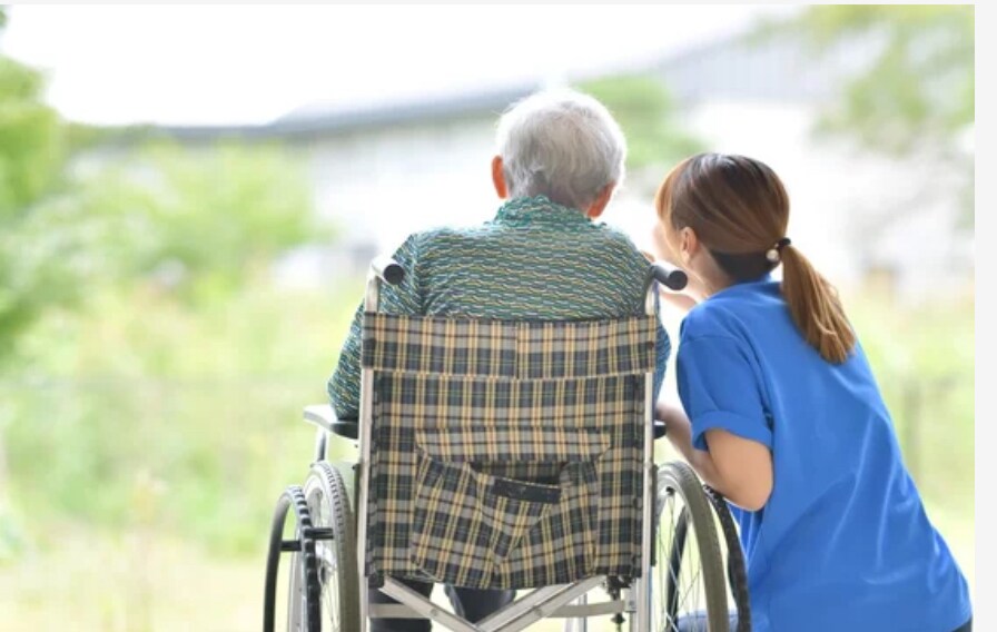 介護で悩んでいる方の手助けをします 介護福祉士として色々な知識などを教えていきたいです。 イメージ1