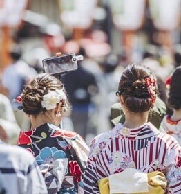 ヘアセットやメイクの悩みにアドバイスします ヘアメイクのことならなんでも。お気軽にお問い合わせ下さいませ イメージ1