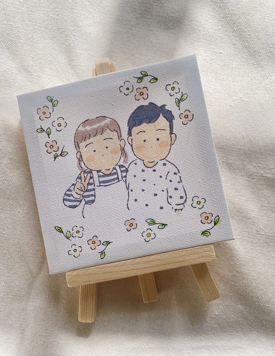 ミニキャンバスに似顔絵を描きます 手描きで温かみのある似顔絵をお描きいたします。 イメージ2