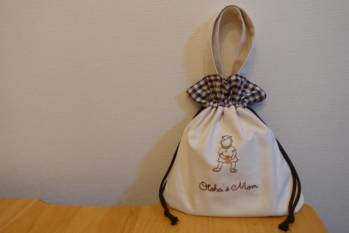 2way巾着バッグを作成します お子様のシルエット＋お名前＋momを刺繍します♩ イメージ3