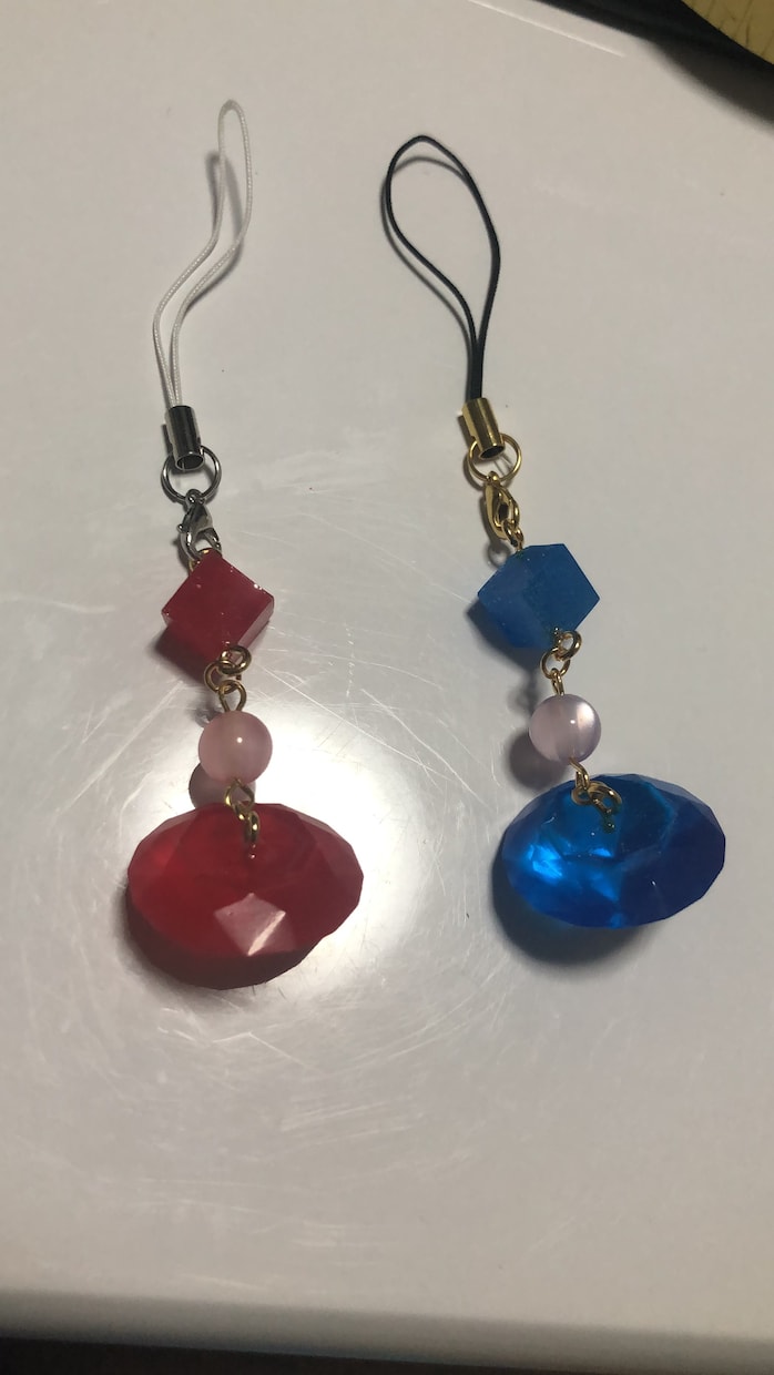 オリジナルアクセサリーやキーホルダーを作ります あえて気泡を入れたりしているので、自然石みたいに見えるかも？ イメージ2