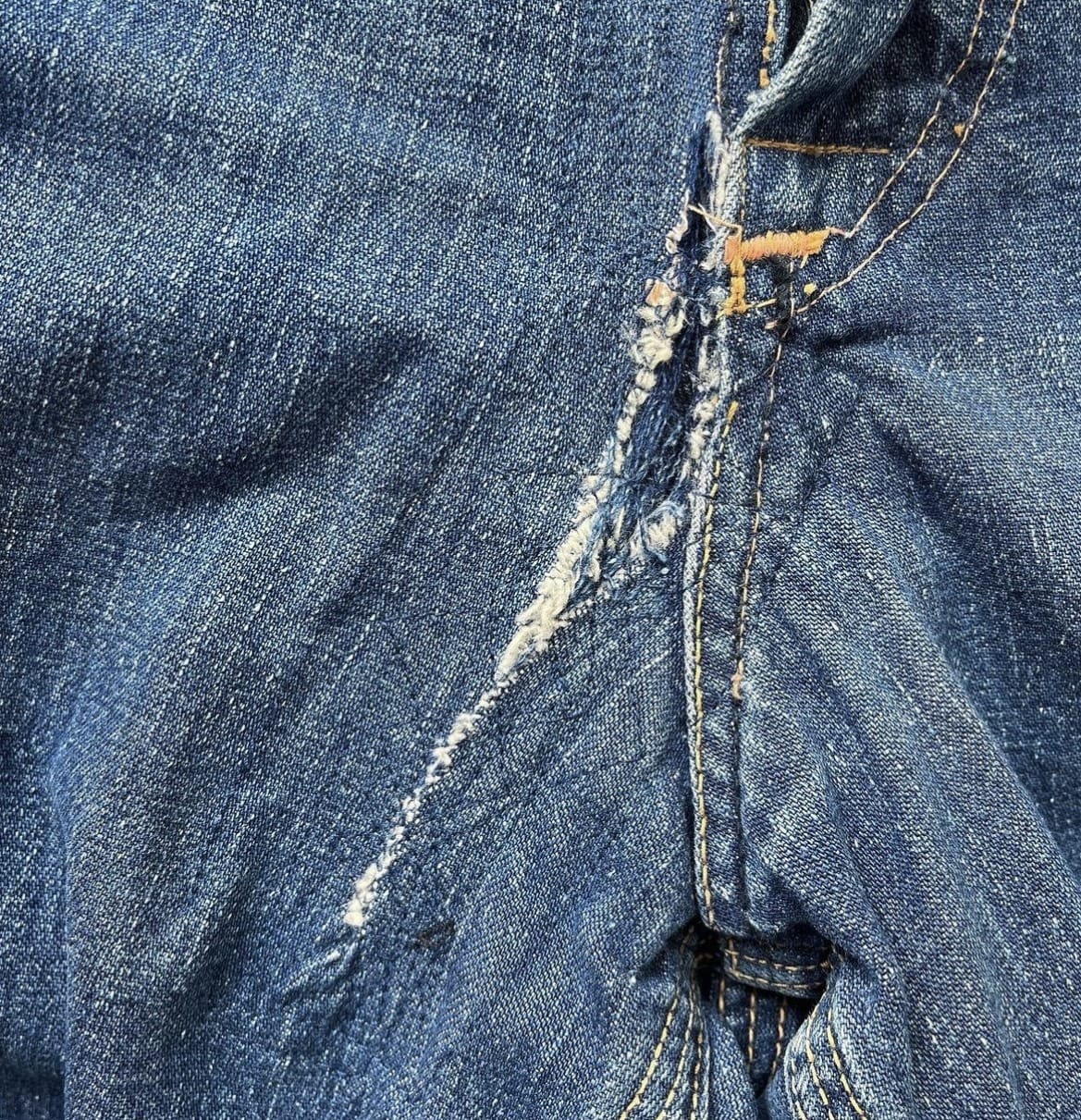 デニムのお直しいたします 雰囲気を活かすリペアを心がけてています。 イメージ3