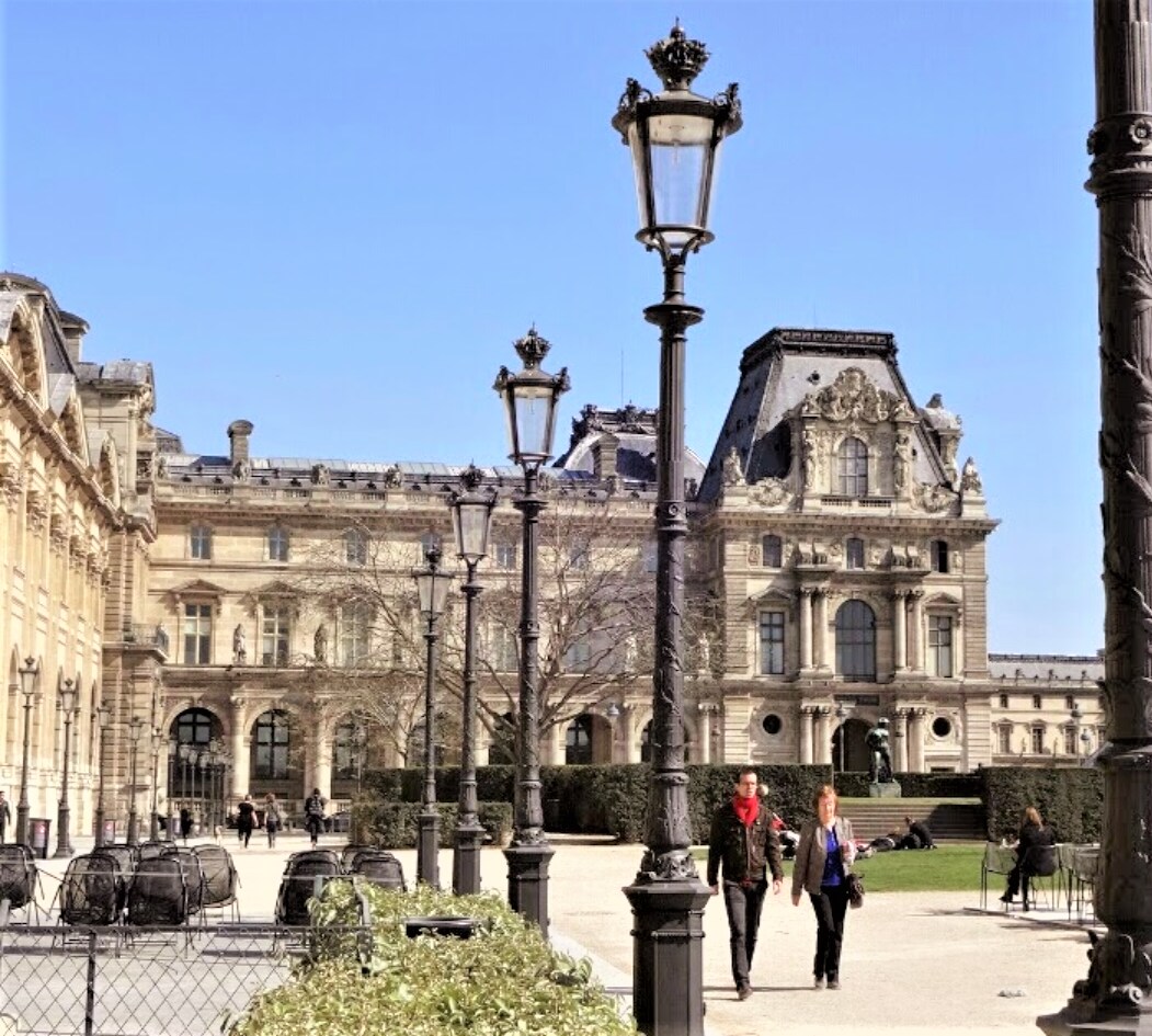 フランス語で電話をかけます 企業への問い合わせやお店の予約など、電話で迅速に行います イメージ1