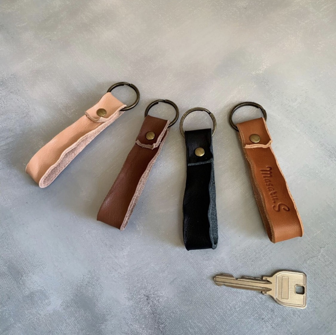 ネーム入れ無料⭐︎レザーキーホルダー作ります 〜ダメージ加工でこなれ感を演出〜シンプルなレザーキーホルダー イメージ3