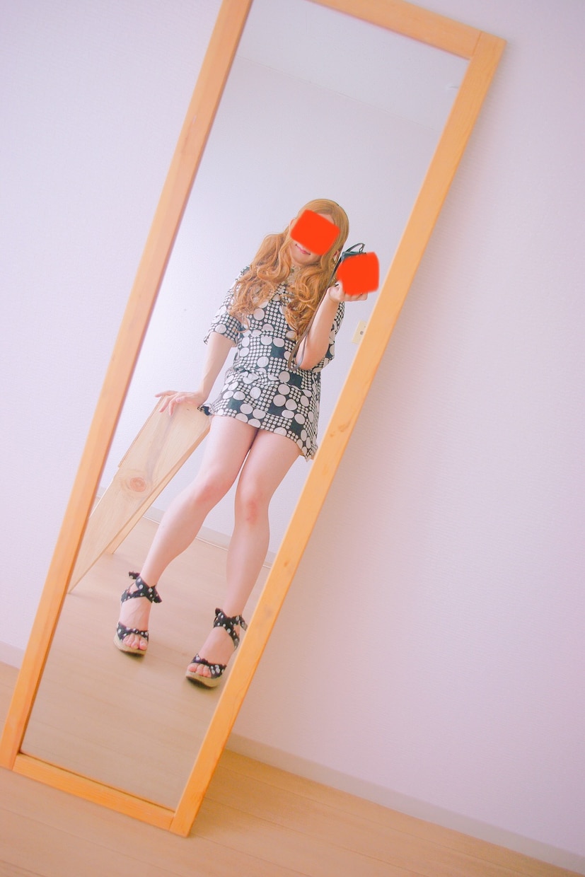 お好みのポーズの女装写真を送ります 数千枚の既存ポーズからご希望のものをご提供します！ イメージ4