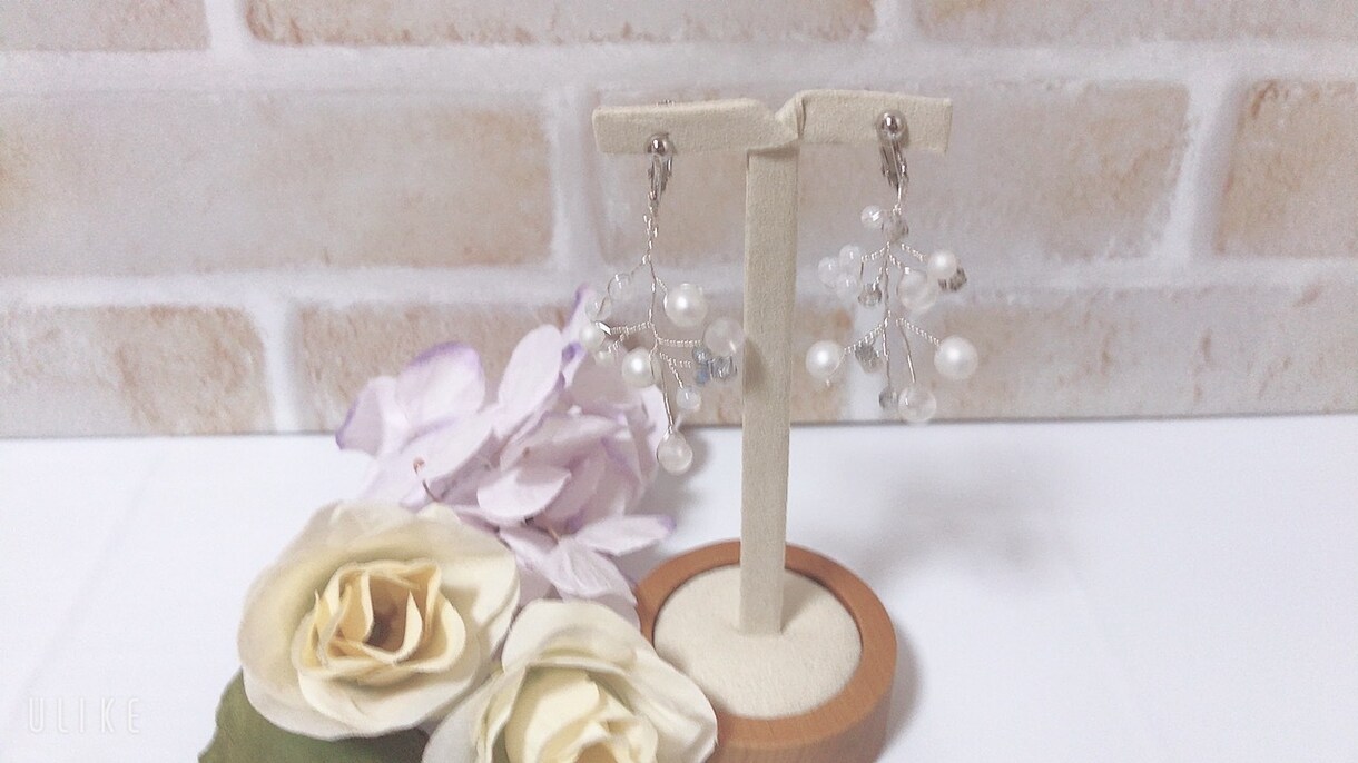 ハンドメイドの小枝イヤリングでございます 小粒ですがキラッと光るアクセサリーで差をつけてみませんか？ イメージ1