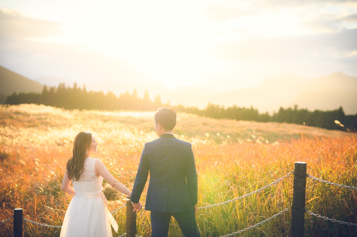ウェディングのロケーション前撮りいたします ご希望のロケ地でお二人の空気感を大切にお写真を撮影いたします イメージ2