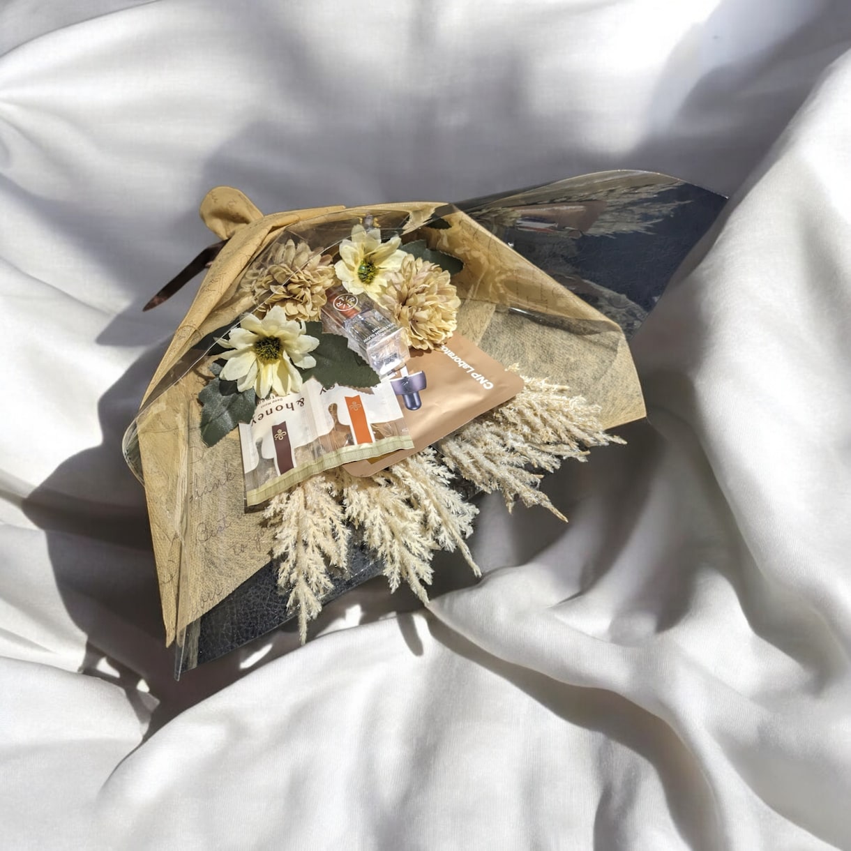 結婚式や各種お祝いに♪コスメブーケを作成します あなたのイメージにぴったりのブーケを一つ一つ手作りします✨ イメージ1