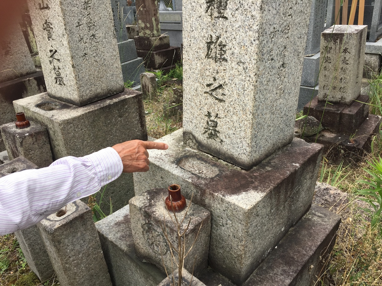 お墓の【水垢】除去方法を教えます お墓に付いた頑固な黒い「水垢」。あの水垢を取る方法を伝授 イメージ1
